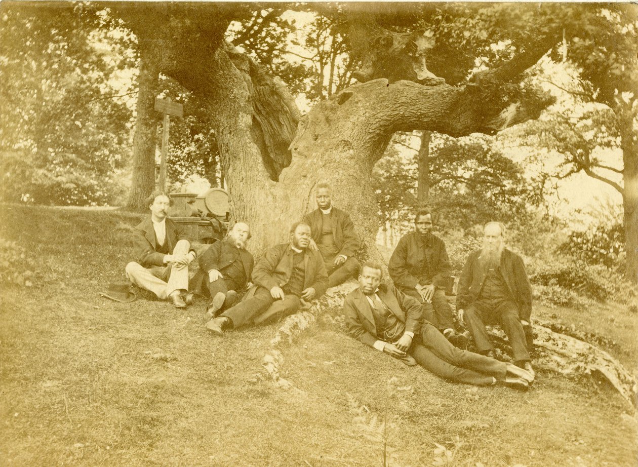 Syv af de ledende medlemmer af Church Missionary Society i Sierra Leone og Nigeria sidder under Wilberforce-egen i Keston, Kent, Storbritannien. af Unknown photographer