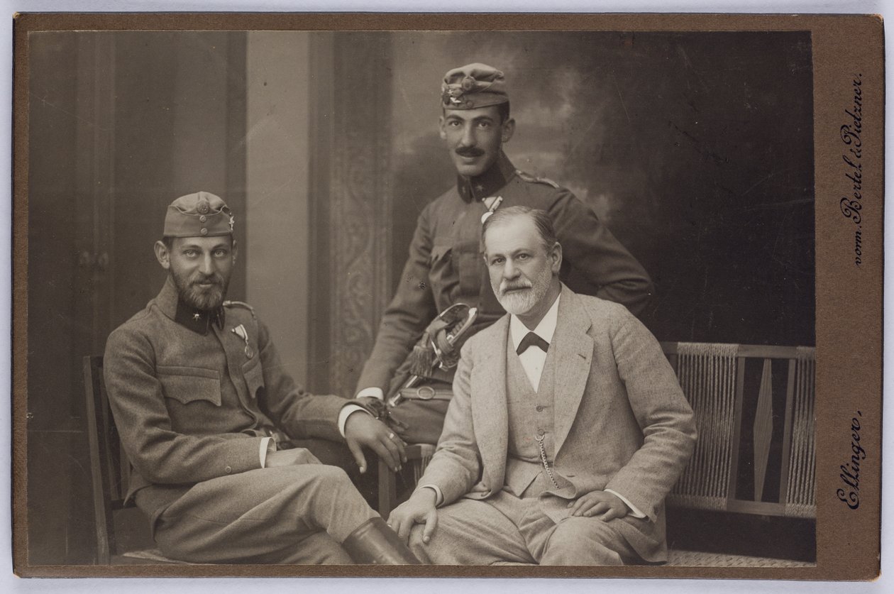 Sigmund Freud med sine sønner Ernst og Martin iført militæruniformer, ca. 1916 (s/h-foto) af Unknown photographer