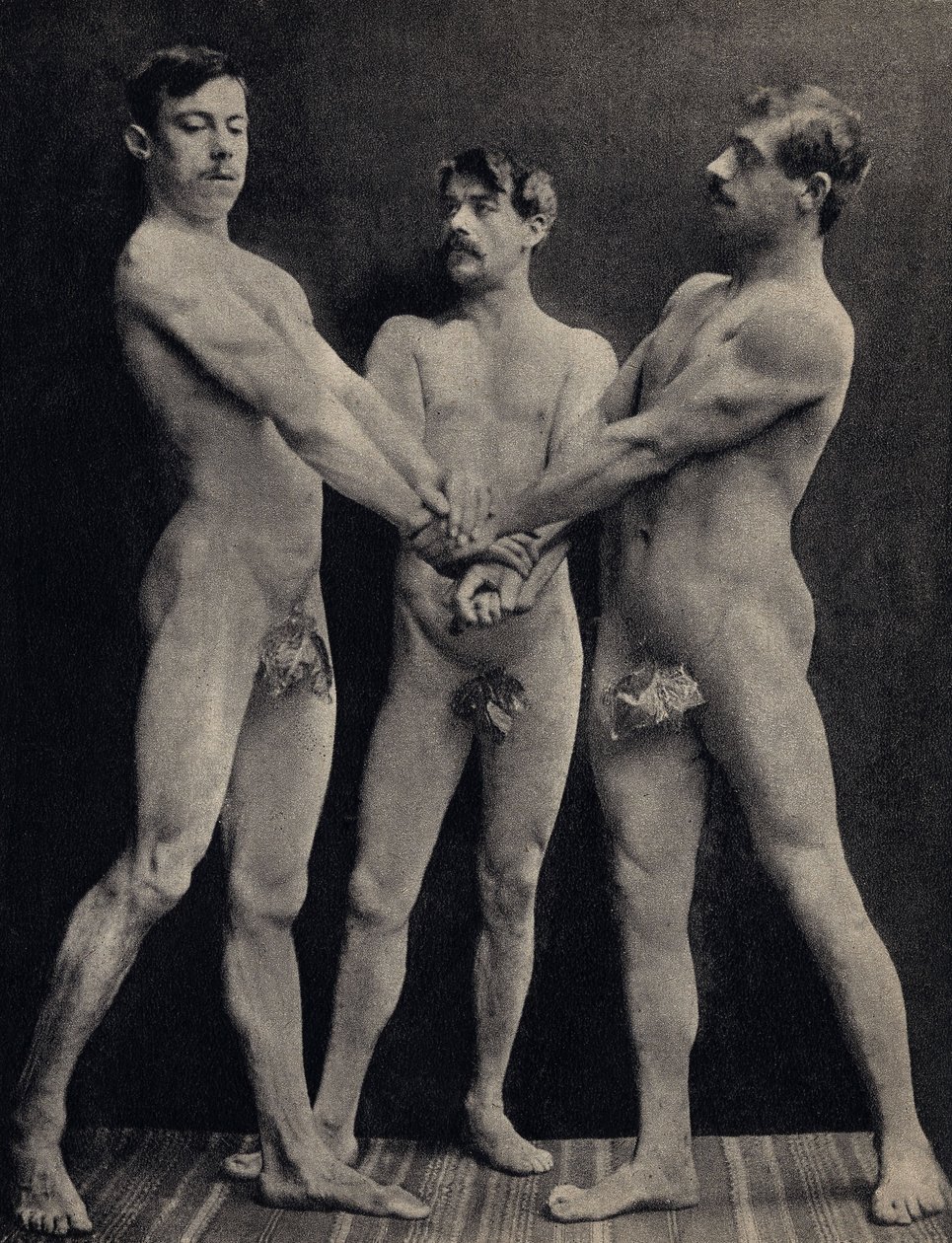 The Oath of the Horaces, udgør tre nøgne mænd, der aflægger ed. Fotografi, slutningen af det 19. århundrede, Paris. Saml. Selva. af Unknown photographer