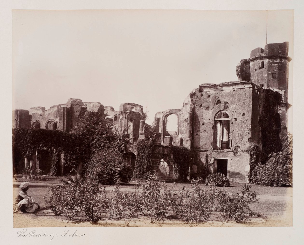The Residency Lucknow, ca. 1885 (sepiafoto) af Unknown photographer