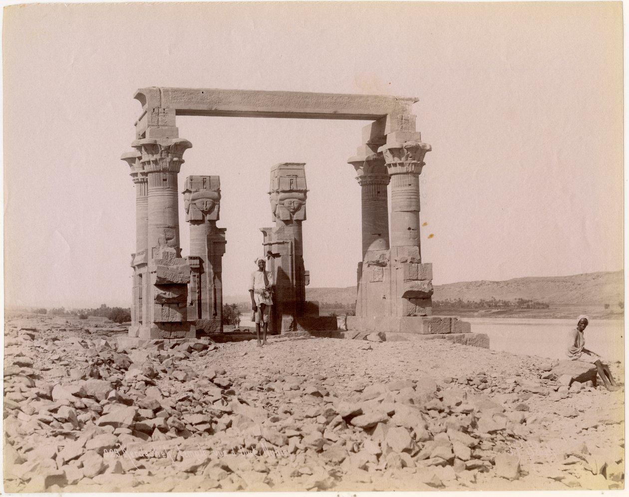 Den romerske kiosk i Qertassi (i dag i New Kalabsha), set fra øst, Egypten, fotografi af Edition J P Sebach, ca 1890 af Unknown photographer