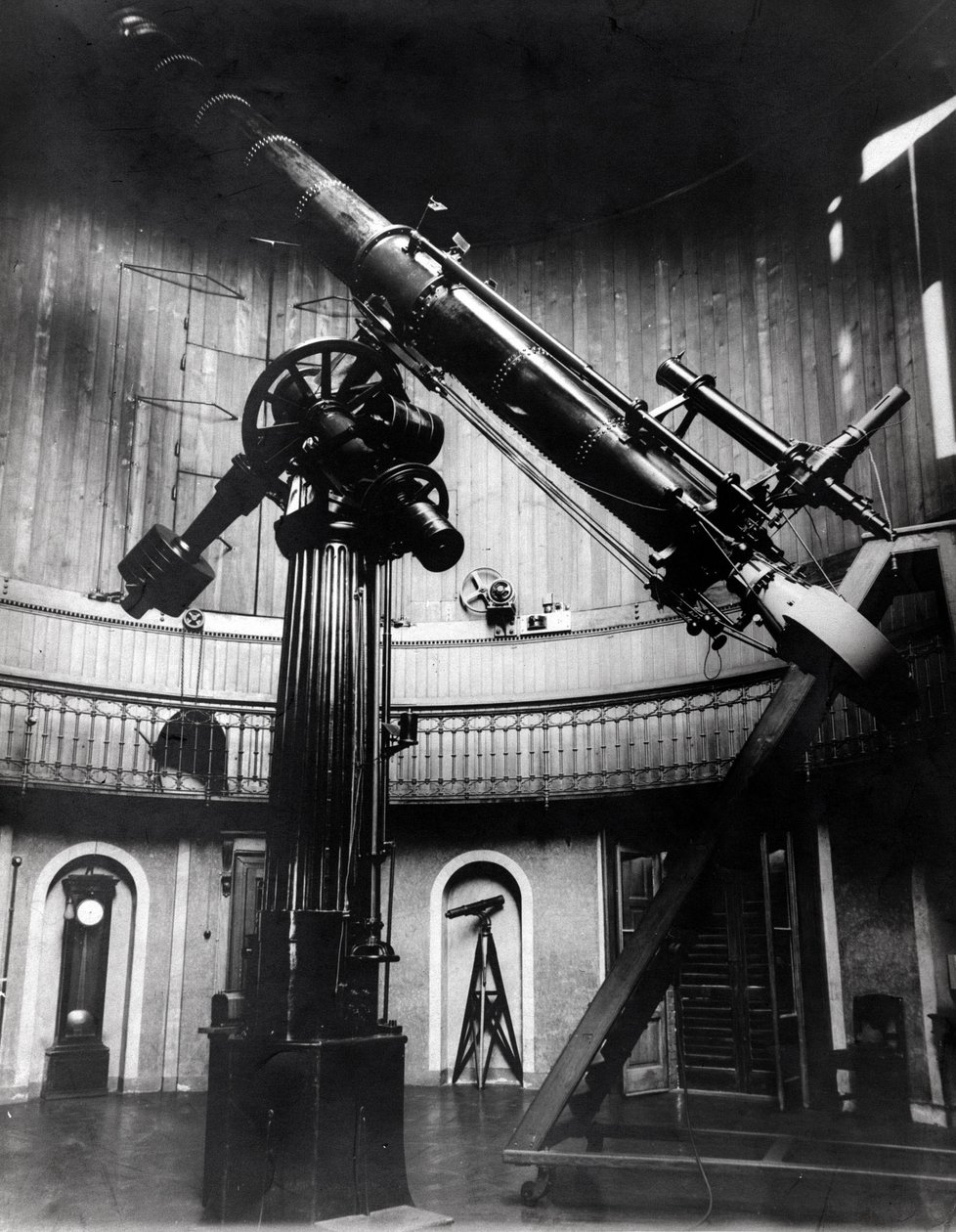 Schmidt-teleskopet af Giovanni Virginio Schiaparelli (1835-1910) astrofysiker i Brera (Milano). Han observerede retlinede konfigurationer på planeten Mars og kaldte dem Mars-kanalerne (canali). af Unknown photographer