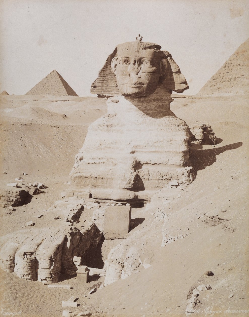 Sfinksen og i baggrunden den store Cheopspyramide. Cairo, El Giza af Unknown photographer