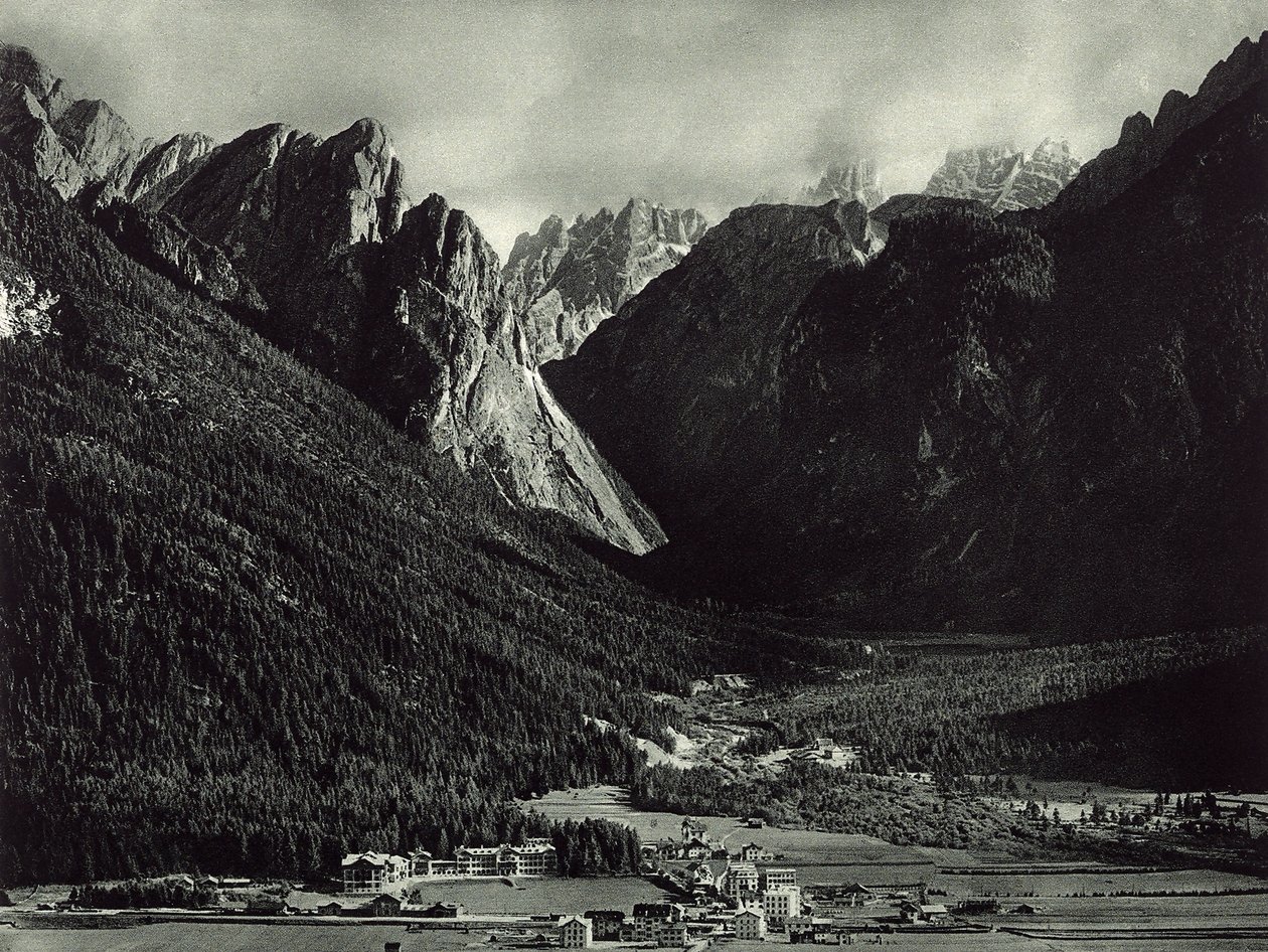 Byen Dobbiaco i Dolomitterne af Unknown photographer