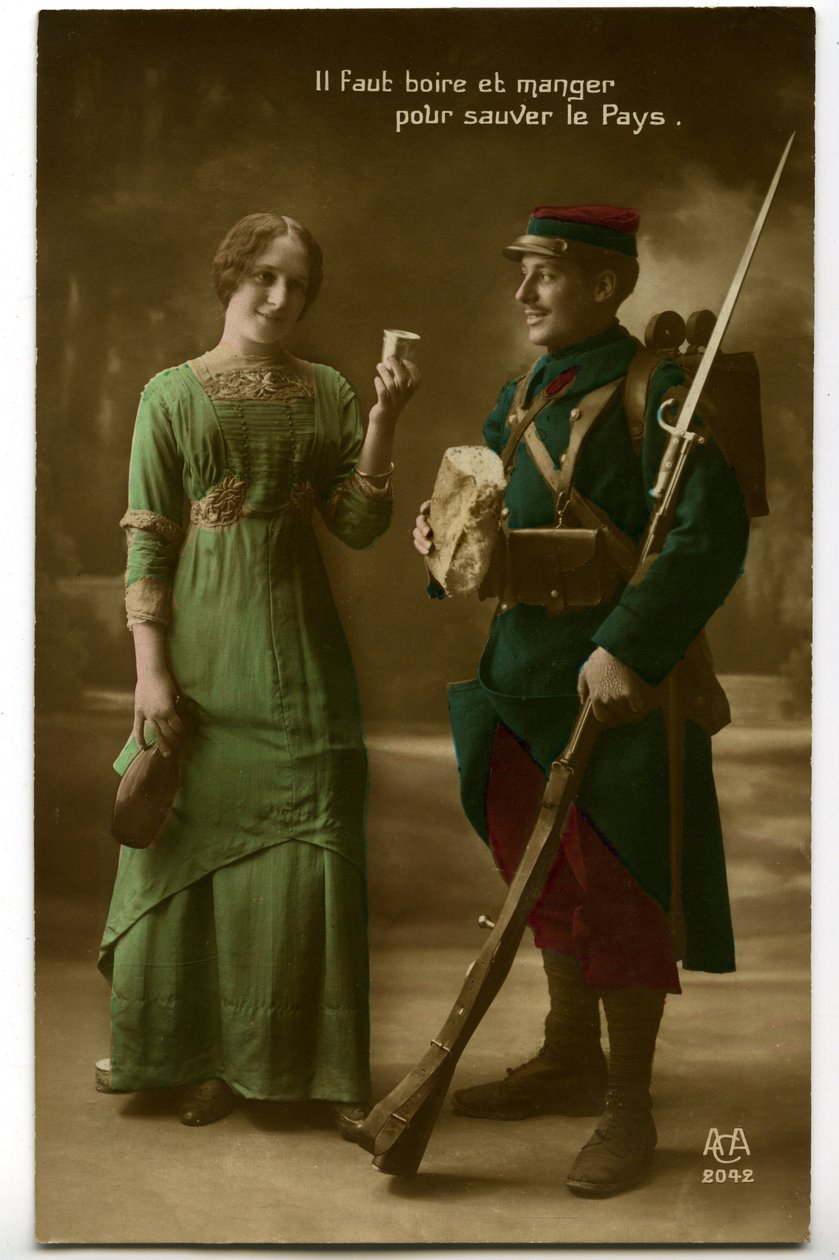 Krig 1914 - 1918 (14-18): periodepostkort, der viser en fransk soldat i blå horisont-uniform (blå horisont), der tager imod brød og vin, som en ung kvinde har bragt til ham: drik og spis for at redde landet - mad -. af Unknown photographer