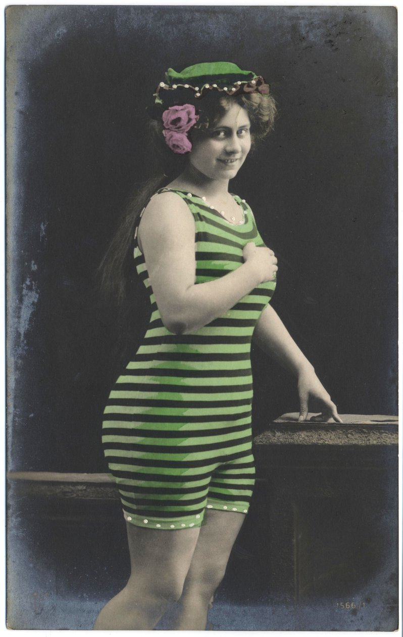 Kvinde i badetøj, ca. 1910 (postkort) af Unknown photographer