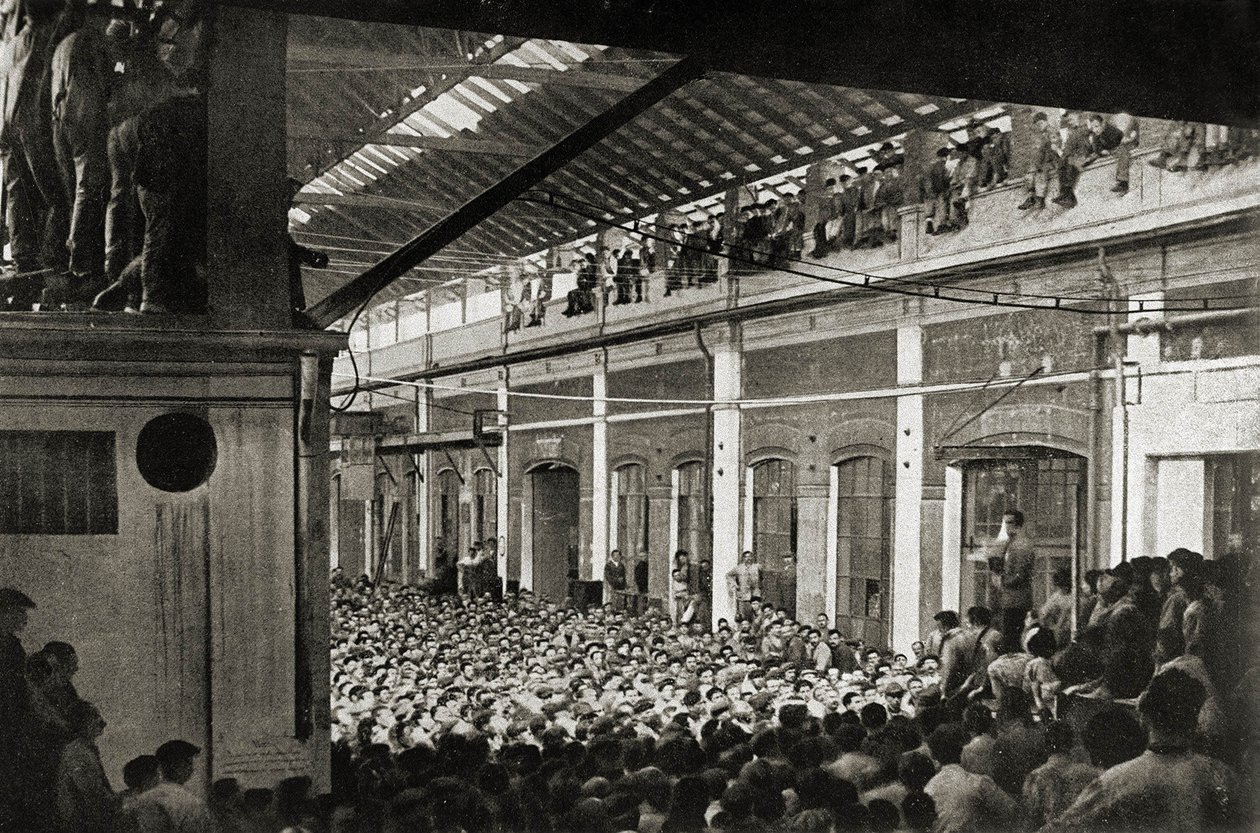 Arbejdere samlet på en fabrik i Torino under Biennio Rosso i 1920, Arbejderbevægelsens historie (s/h-foto) af Unknown photographer