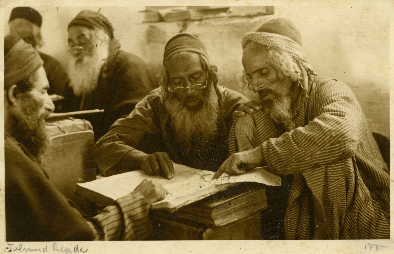 Yemenitiske jødiske mænd studerer hellige tekster, Jerusalem, ca. 1900 (s/h-foto) af Unknown photographer
