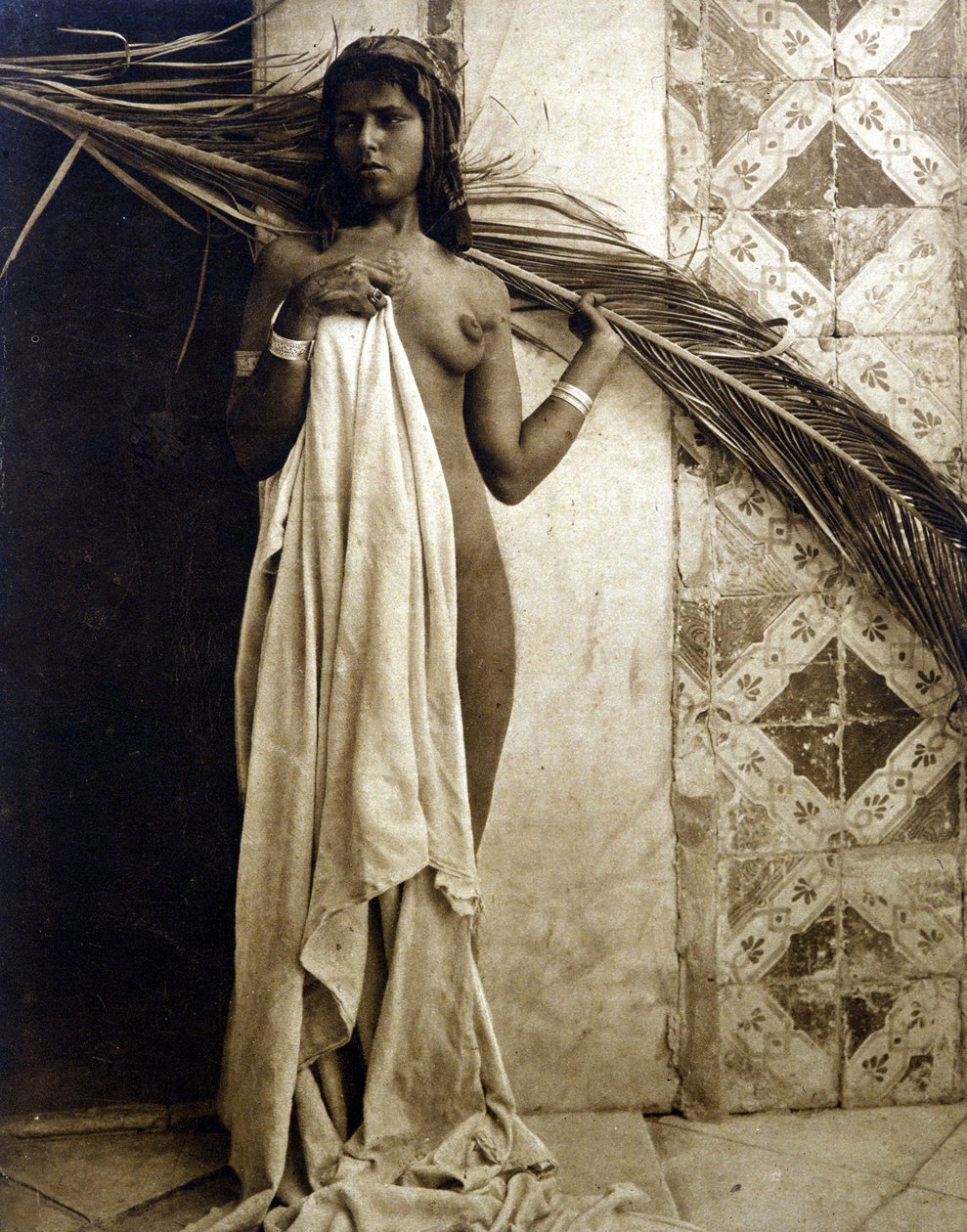 Ung berberkvinde poserer nøgen. Fotografering omkring 1890 af Unknown photographer