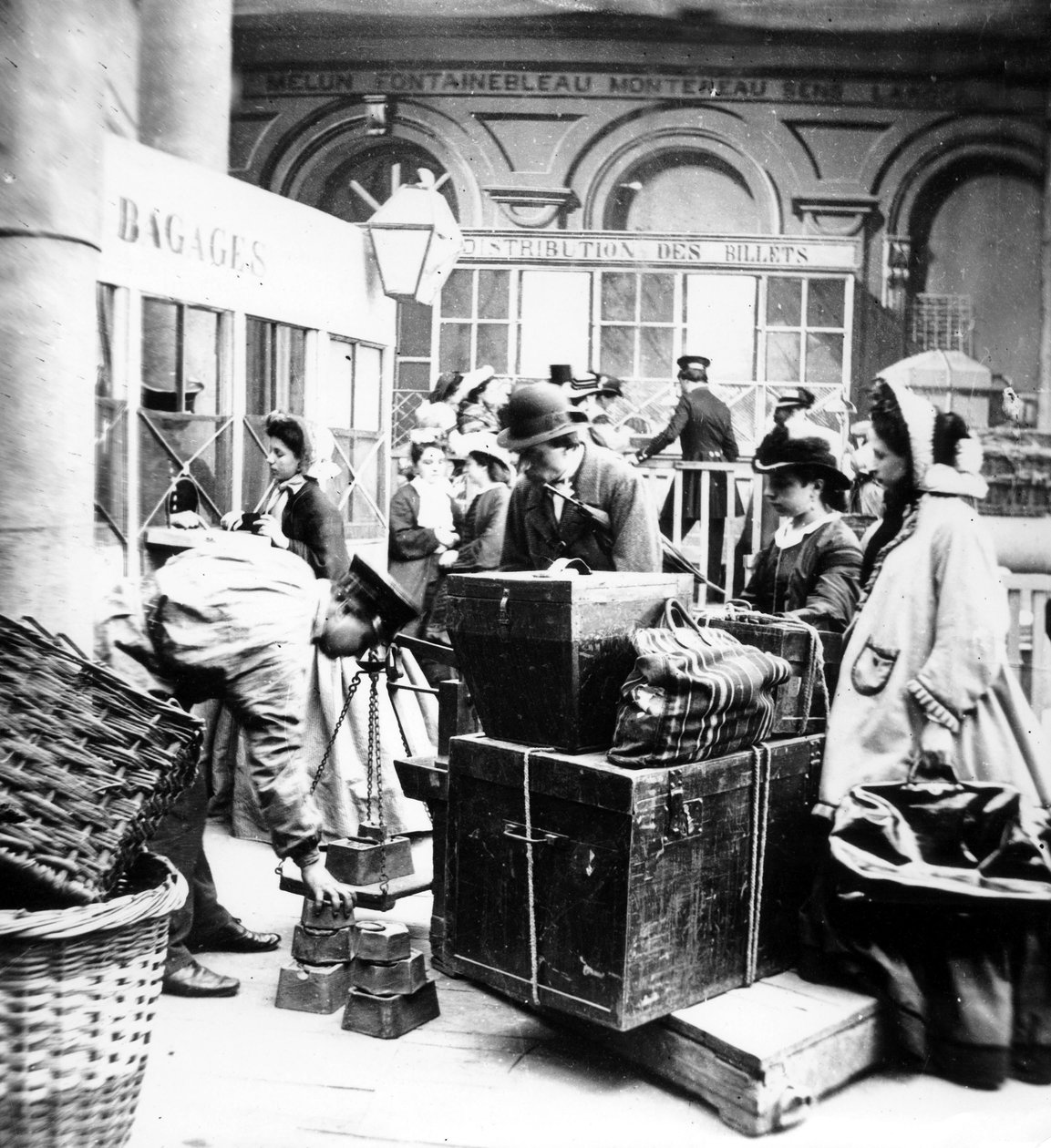 passagerer, der fører tilsyn med vejningen af bagage i Gare de Lyon i Paris, på tidspunktet for det andet imperium i Frankrig af Unknown photographer