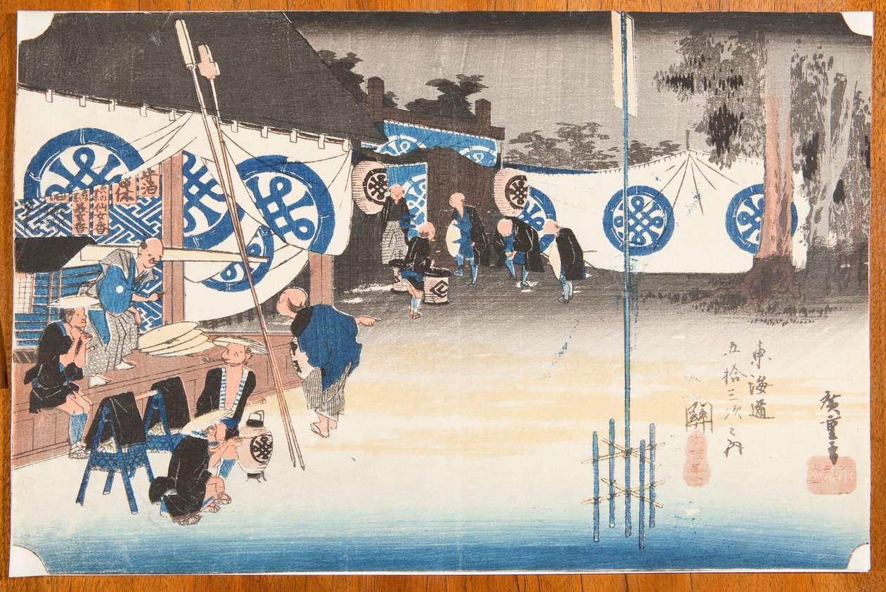 Seki. Tidlig afrejse fra kroen / Seki Honjin hayadachi, fra serien: 53 stop på Tokaido-vejen / Tokaido gojusan tsugi no uchi af Utagawa Hiroshige
