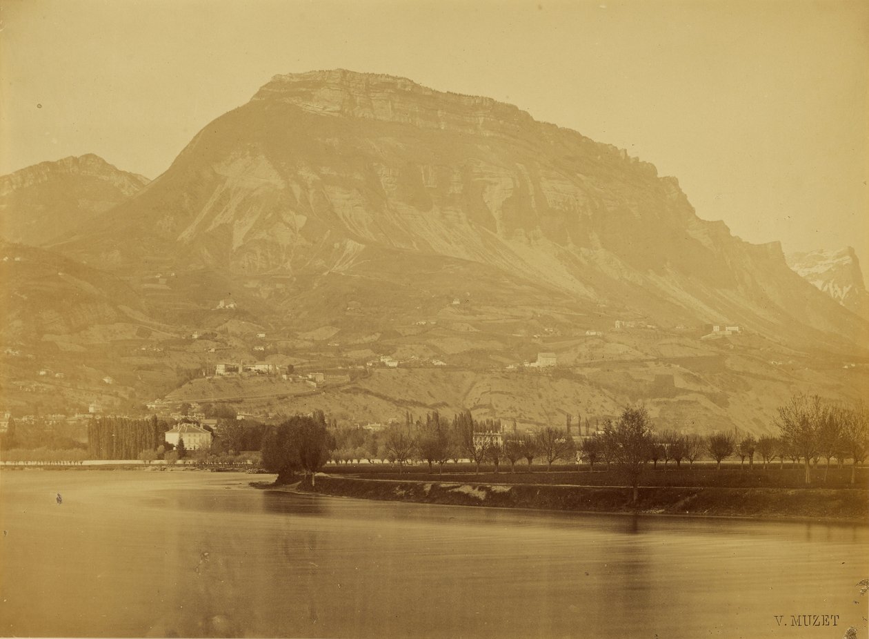 [Isère-floden, Mont Saint-Eynard, Dent de Crolles set fra Grenoble, Frankrig]. af V. Muzet