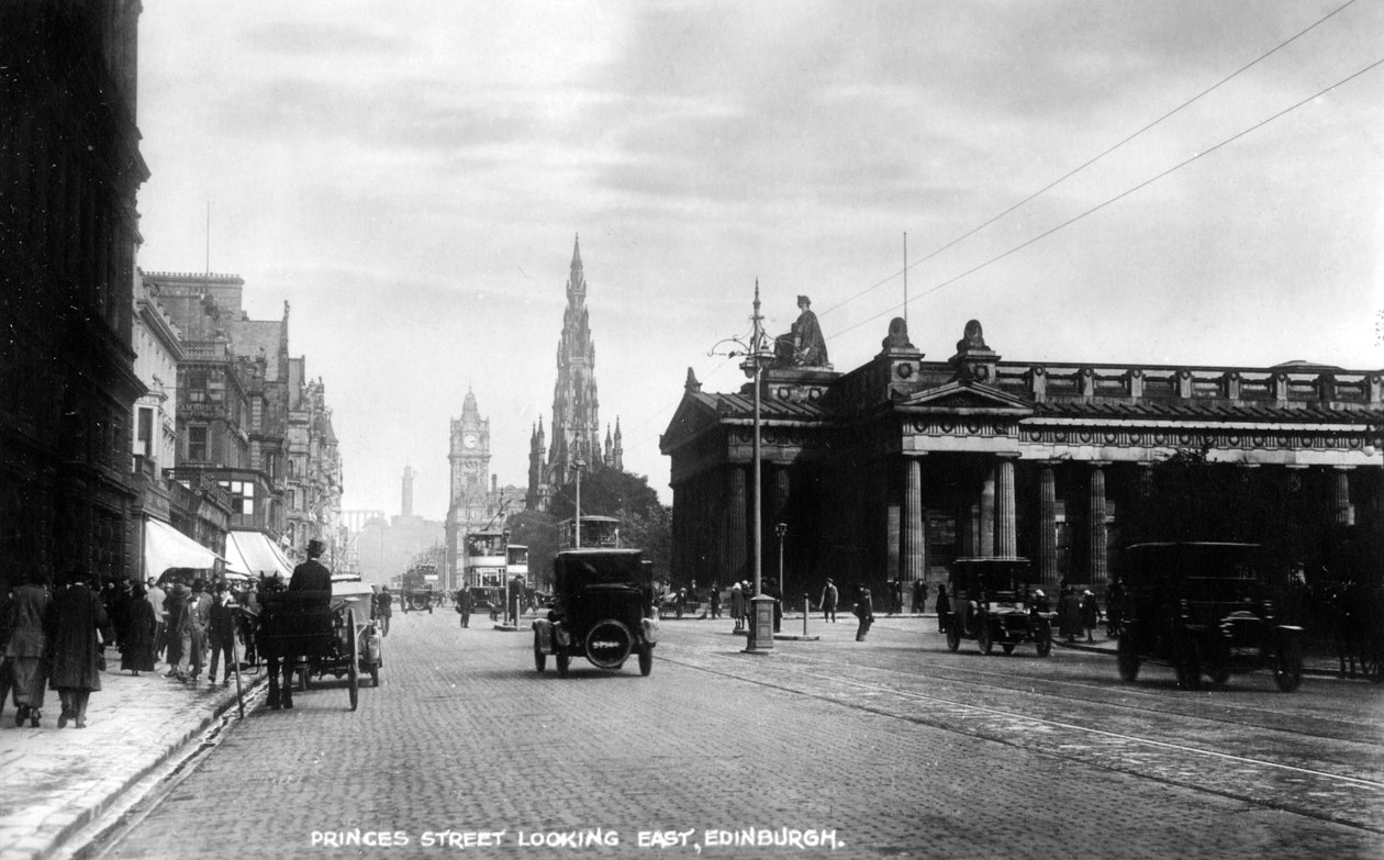 Kigger mod øst langs Princes Street, Edinburgh, begyndelsen af det 20. århundrede. af Valentine and Sons Ltd