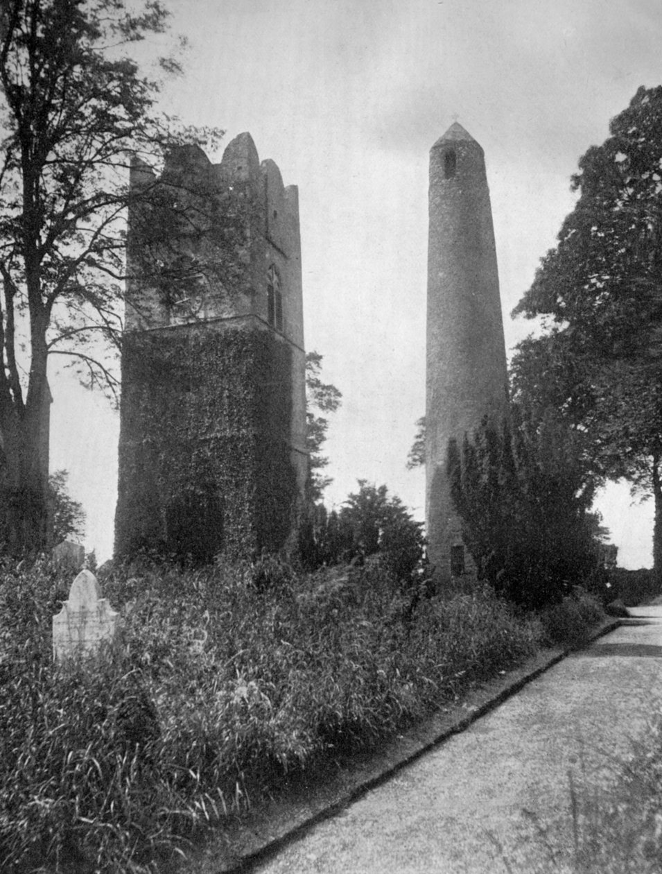 The Round Tower of Swords, Dublin, Irland, fra øst, 1924-1926. af Valentine and Sons Ltd