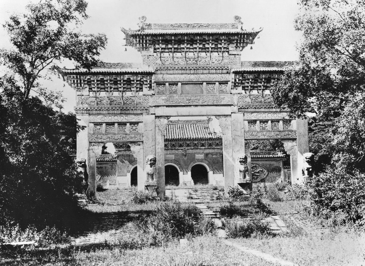 Kejser Qing Taizongs grav og den hellige sti ved Moukden, Kina af Valerian Gribayedoff