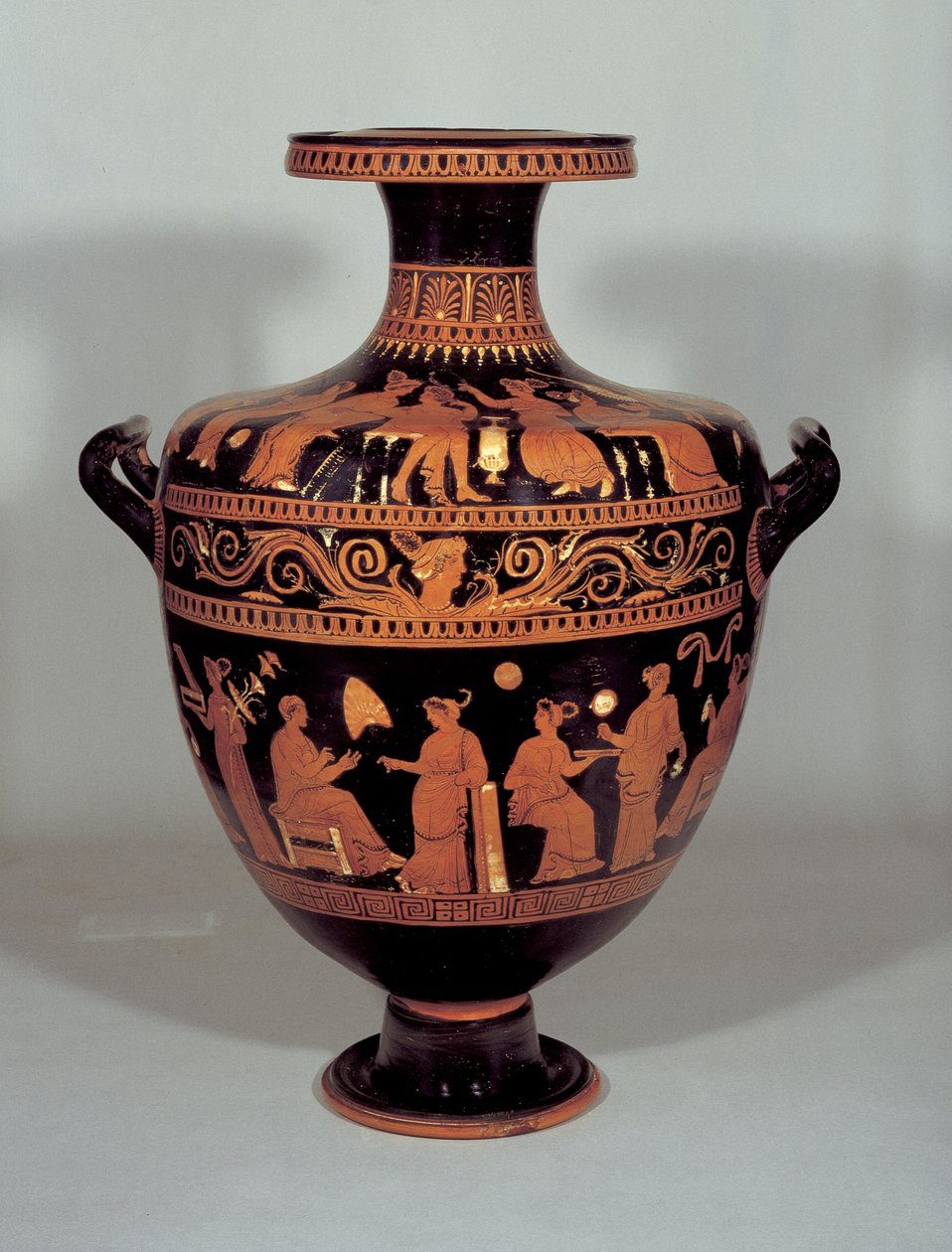 Hydria med rød figur med scener i kvindekvarter (gynaikonitter) fra Apulien, Italien (ler) af Varese Painter attr. to Varese Painter attr. to