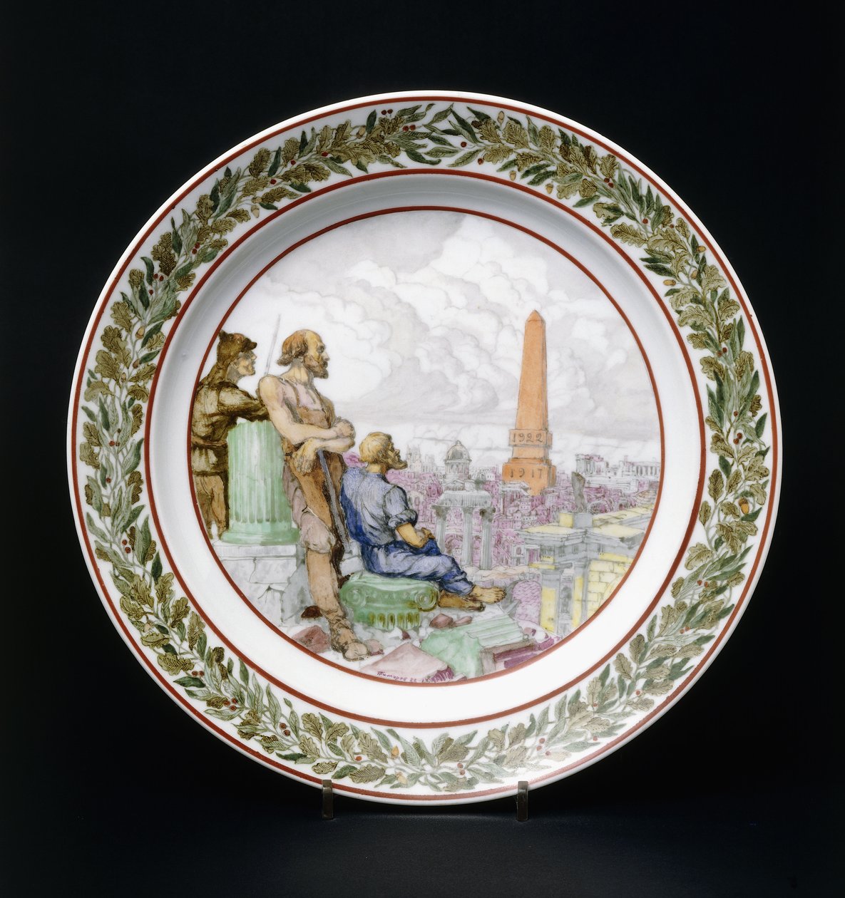 Et sovjetisk propaganda-porcelænsfad, der forestiller en soldat fra Den Røde Hær, en arbejder og en bonde af Vasilii Timorev