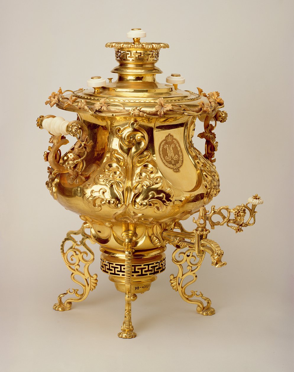Samovar (kobber, guld og elfenben) af Vasiliy Batashov