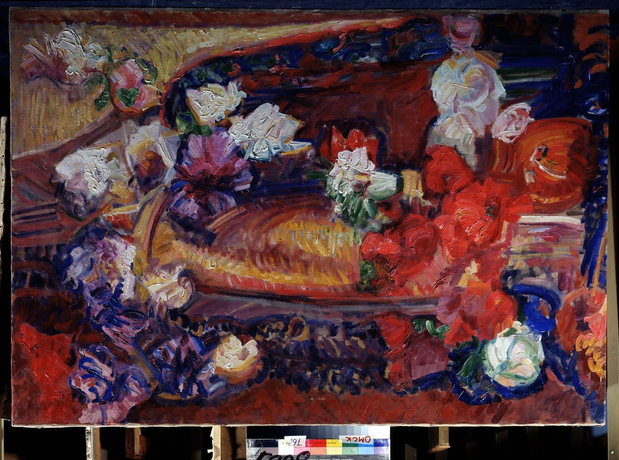 Stilleben med en dekorativ pude og blomster. Maleri af Vasily Ivanovich Denisov (1862-1921). Olie på lærred af Vasily Ivanovich Denisov