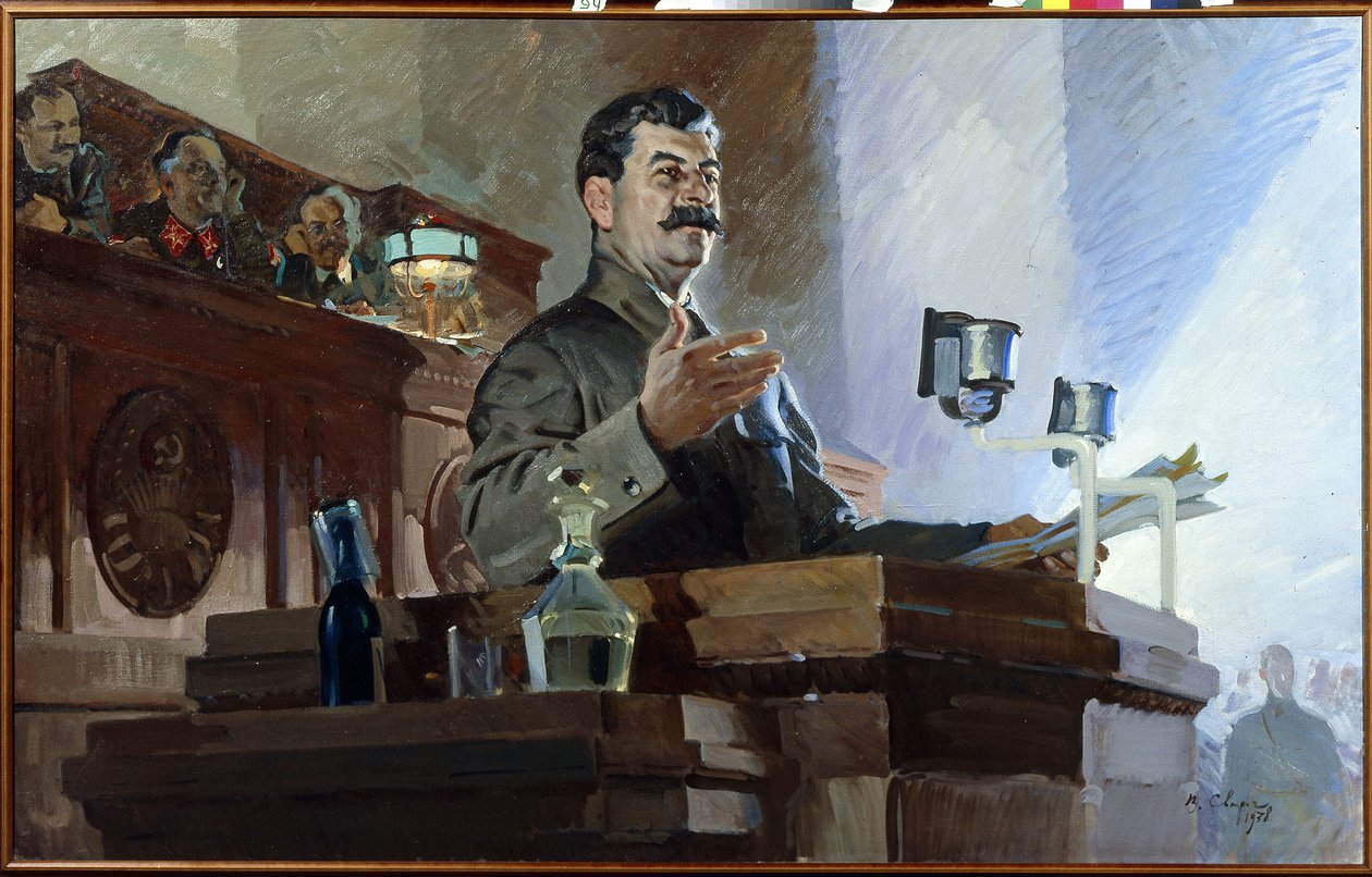 Joseph Stalin (Stalin) (Joseph Vissarionovich Djougachvili dit) (1879-1953) omdefinerer den sovjetiske forfatning (Stalin-forfatningen) under Sovjets 8. ekstraordinære kongres den 5. december 1936. Vi ser Vyacheslav Molotov (1890-1986) på dr. af Vasily Semyonovich Svarog