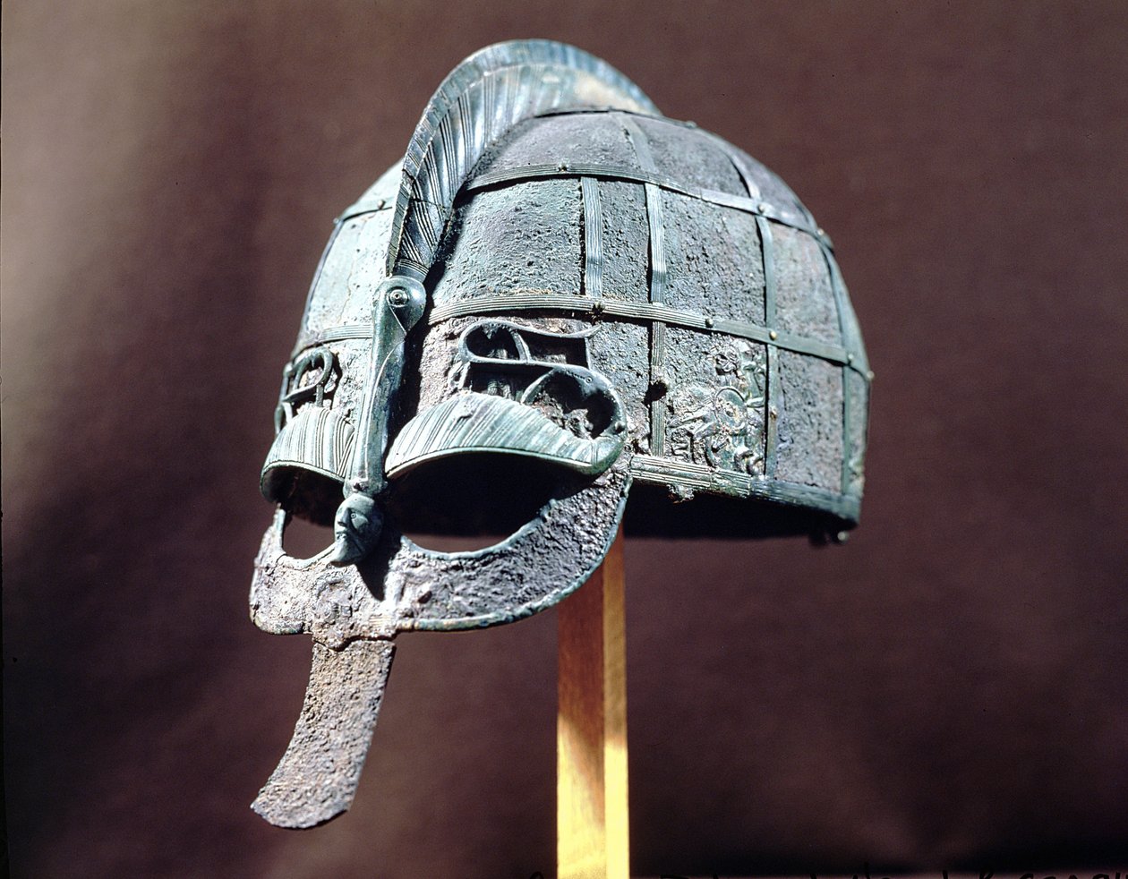 Hjelm, fra Vendel Treasure, Uppland, ca. 600 e.Kr. (metal) af Vendel Period