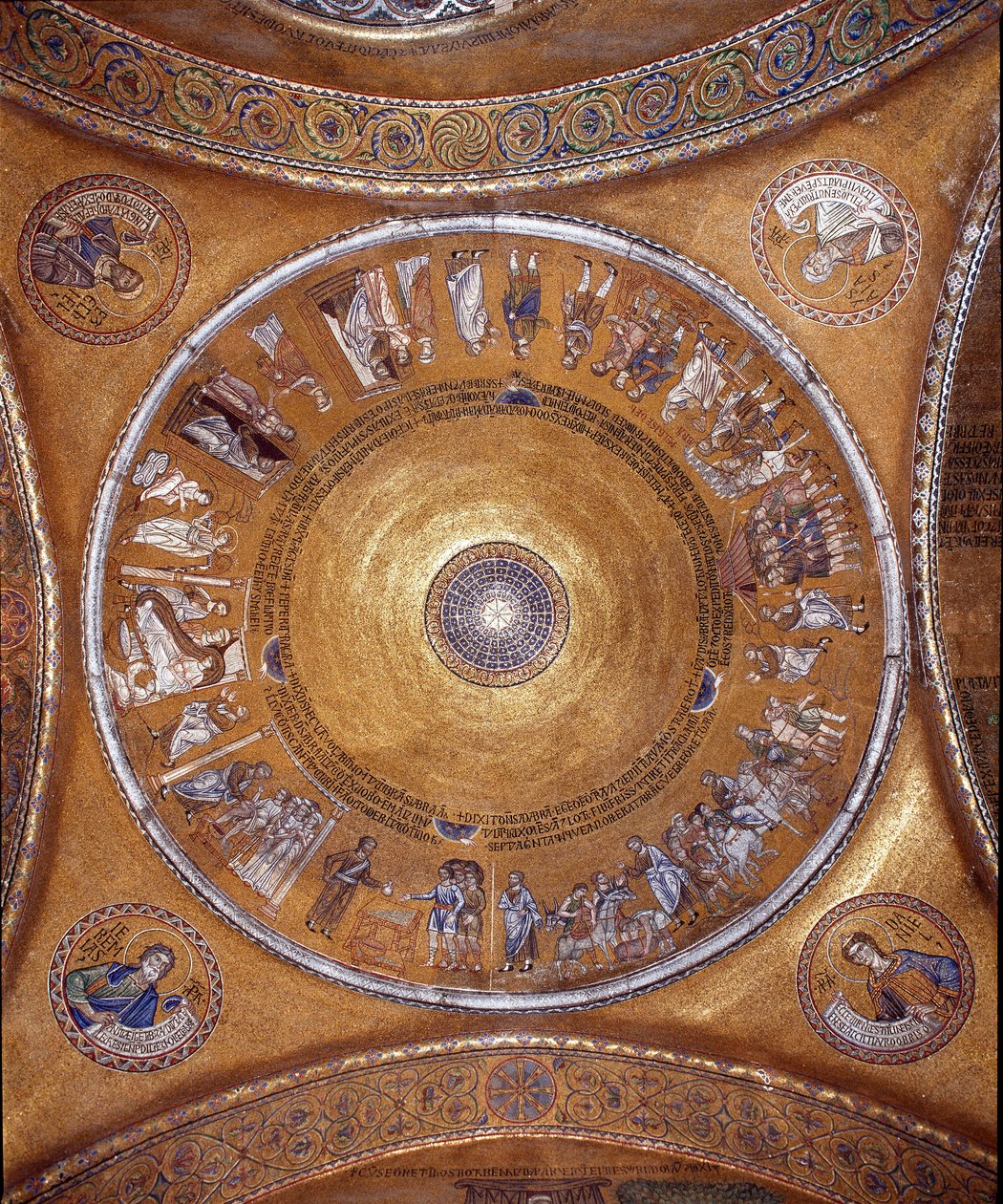 Udsigt over kuplen med mosaikker på gylden baggrund (romansk og byzantinsk stil), der illustrerer Abrahams liv. I vedhængene profeterne Daniel, Jeremias, Esajas og Ezekiel.1240-1250. Basilica San Marco (San Marco Basilica) Venedig af Veneto Byzantine School