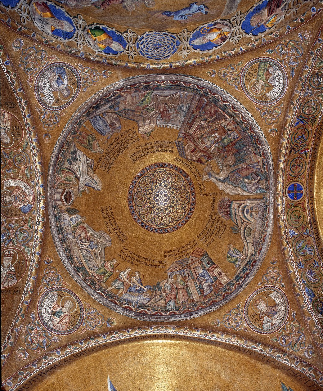 Udsigt over kuplen med mosaikker på gylden baggrund (romansk og byzantinsk stil), der illustrerer Moses