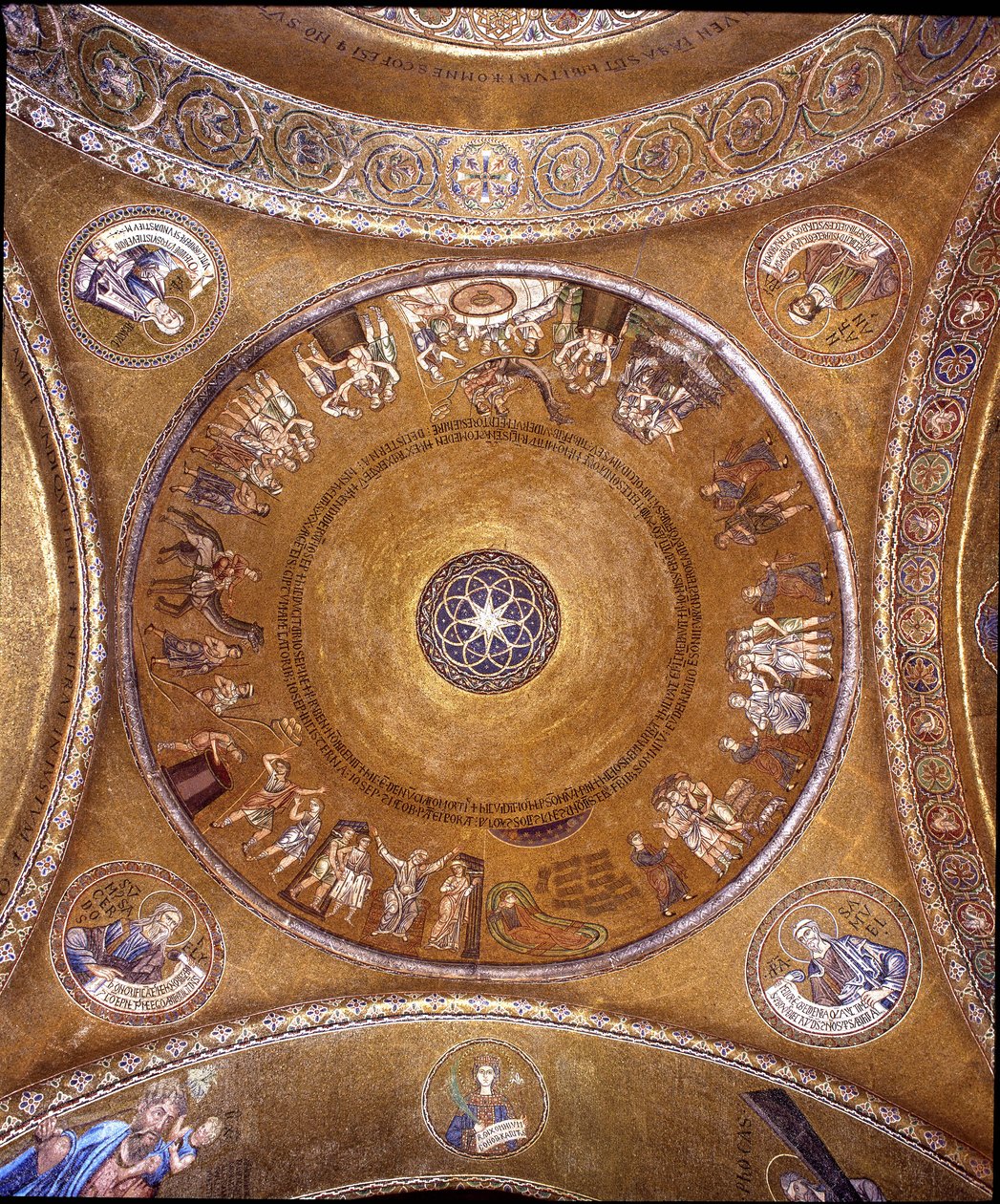Udsigt over kuplen med mosaikker på en gylden baggrund af Veneto Byzantine School