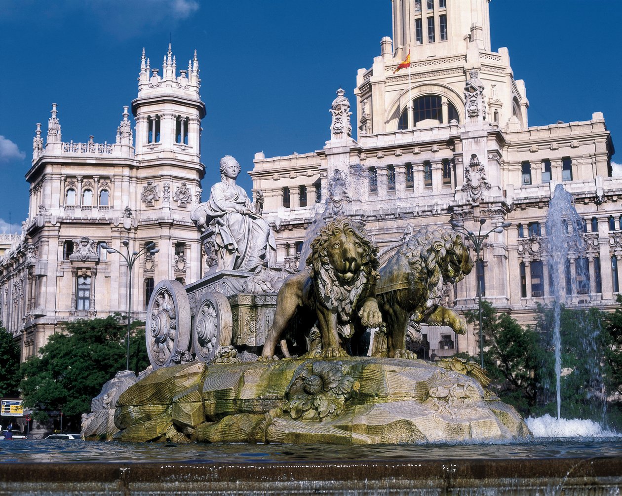 Cybele springvand, der repræsenterer gudinden Cybele i en vogn trukket af to løver, bygget i 1782 af Ventura Rodriguez (1717-1785) bagved, udsigt over Palais des Communications, Plaza de Cibeles, Madrid (foto) af Ventura Rodríguez