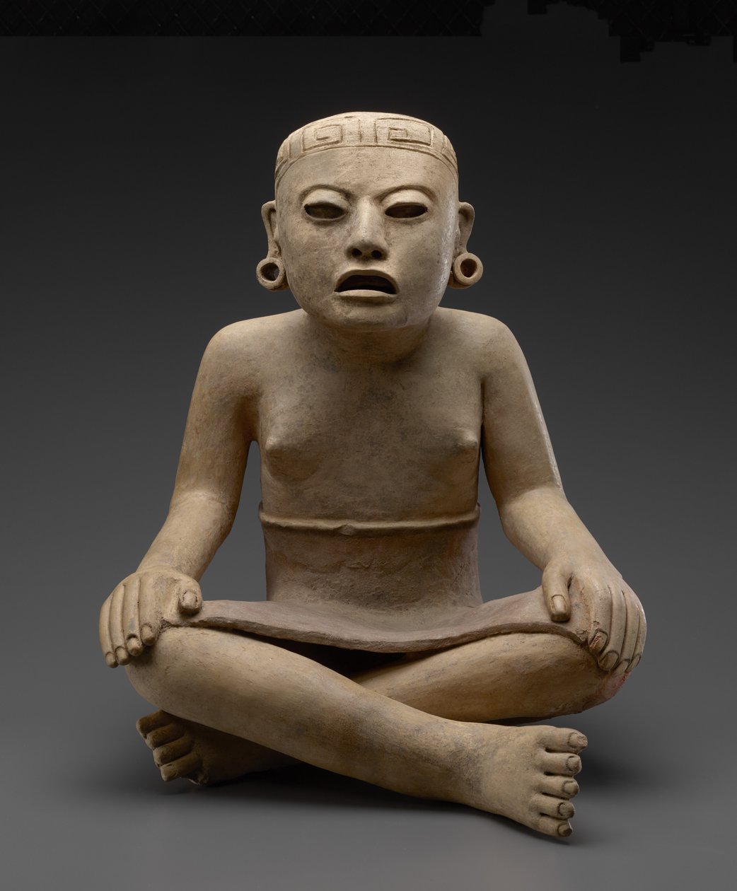 Siddende kvinde, 600-900 e.Kr. (lertøj og polykromt pigment) af Veracruz Gulf Coast Civilisation