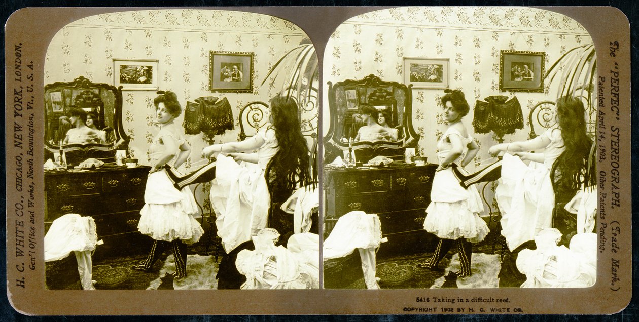 Stereoskopisk kort, der viser en kvinde, der bliver snøret ind i et korset, ca. 1900 (sepiafoto) (se også 473244) af Vermont, USA H.C. White Company