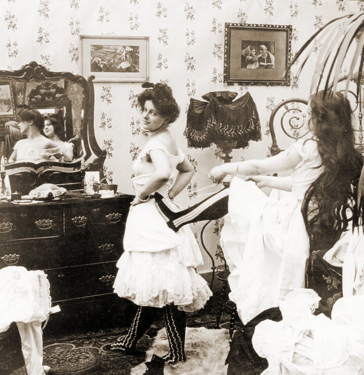 Stereoskopisk kort, der viser en kvinde, der bliver snøret ind i et korset, ca. 1900 (sepiafoto) (se også 473243) af Vermont, USA H.C. White Company
