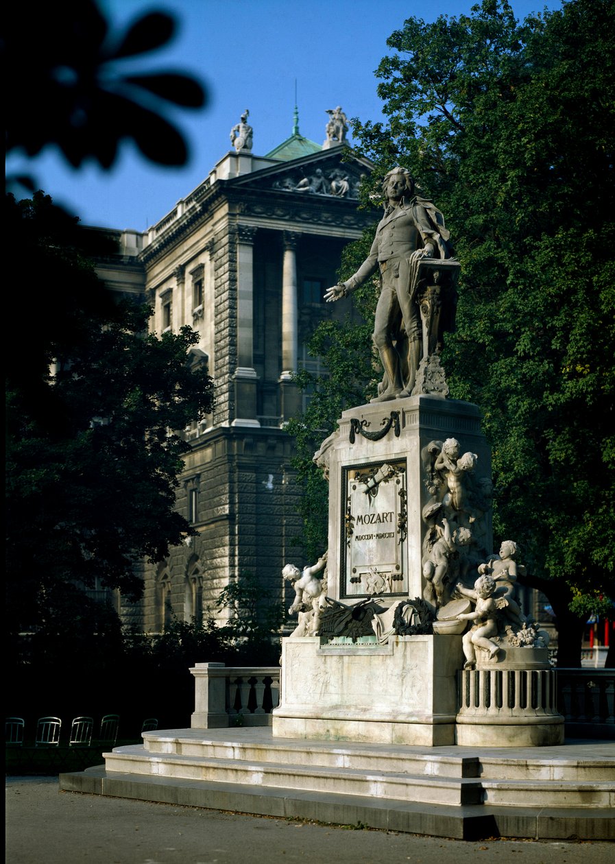 Monument til hyldest til den østrigske komponist Wolfgang Amadeus Mozart (1756-1791). Skulptur af Victor Tilgner (1844-1896) 1896. Wien, Burggarten, Østrig af Victor Tilgner