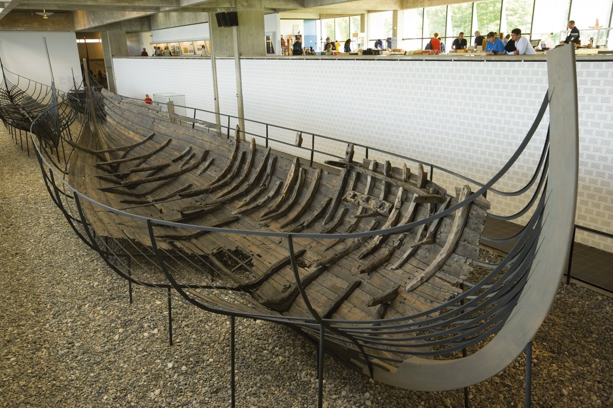 En bevaret og rekonstrueret langbåd af Viking