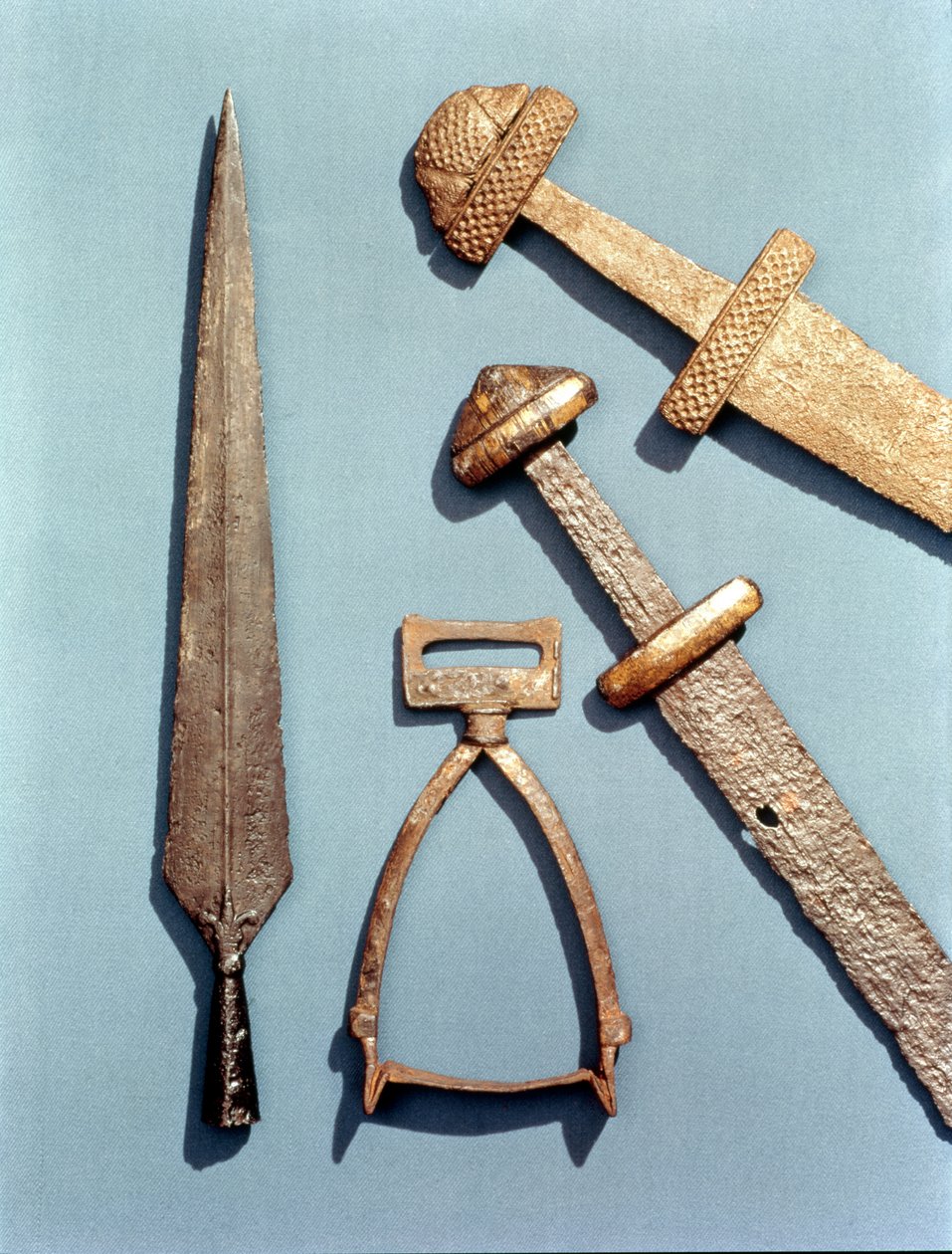 Vikingesværd, stigbøjle og spydspids (detaljer) af Viking