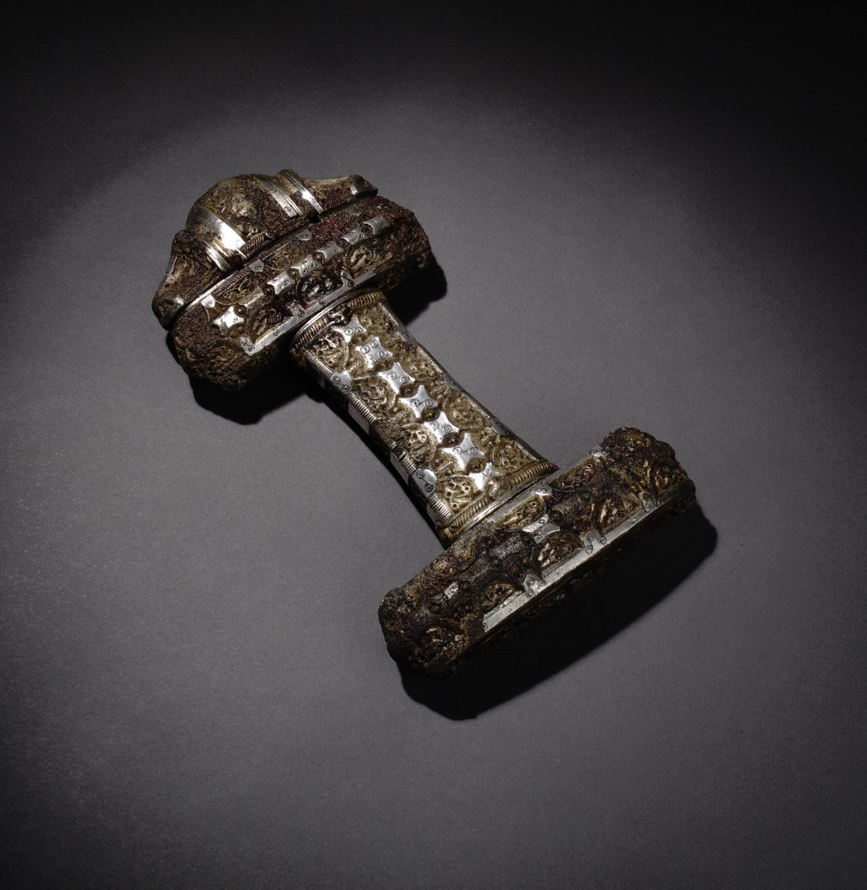 Sværdgreb, fra Eigg, Skotland (bronze, sølv, forgyldt og niello) af Viking