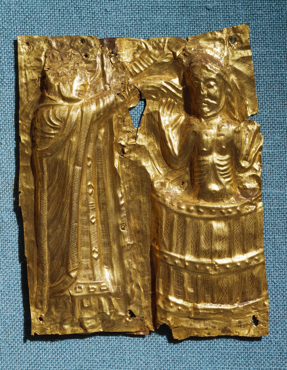 Tamdrup-plader, præget guldfolie forestillende biskop Poppo, der døber kong Harald Blåtand af Danmark i 963 af Viking