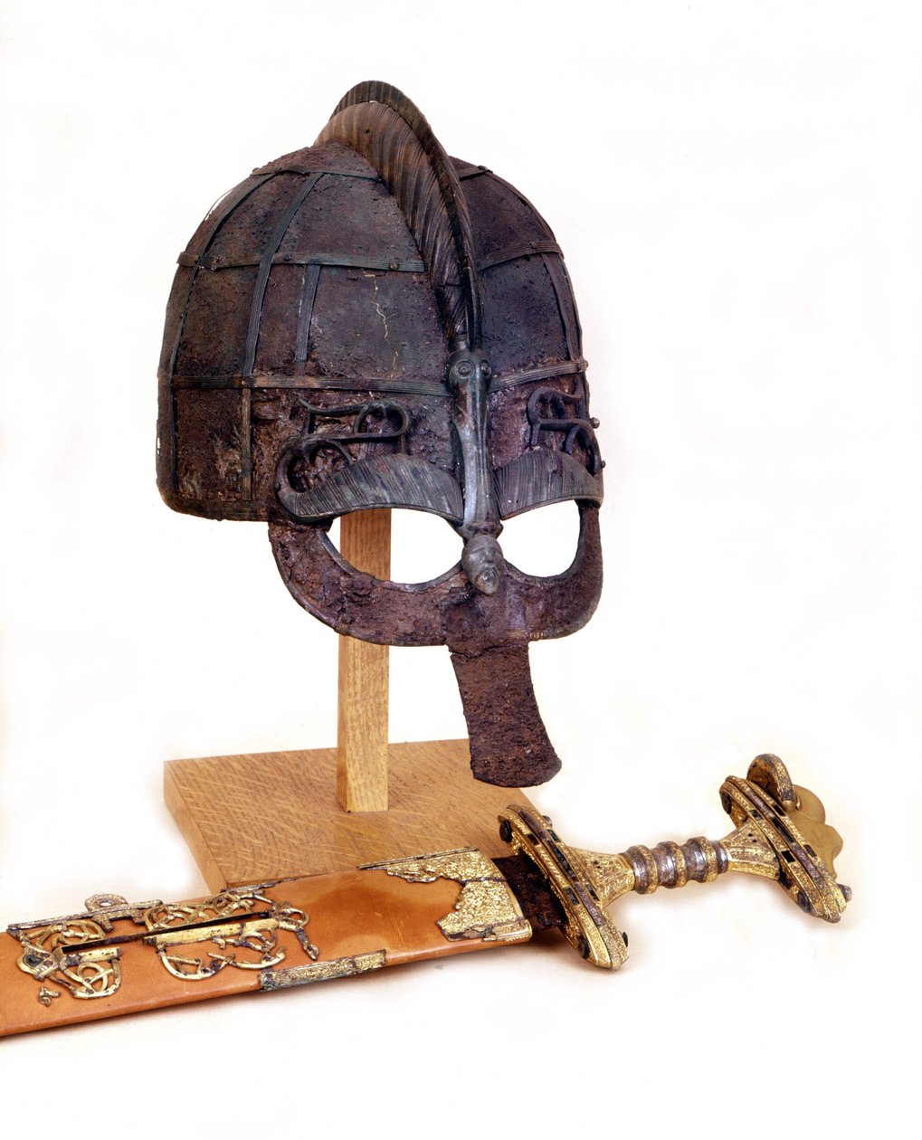 Viking hjelm og sværd. Staten Sjohistoriska, Stockholm. af Viking Viking