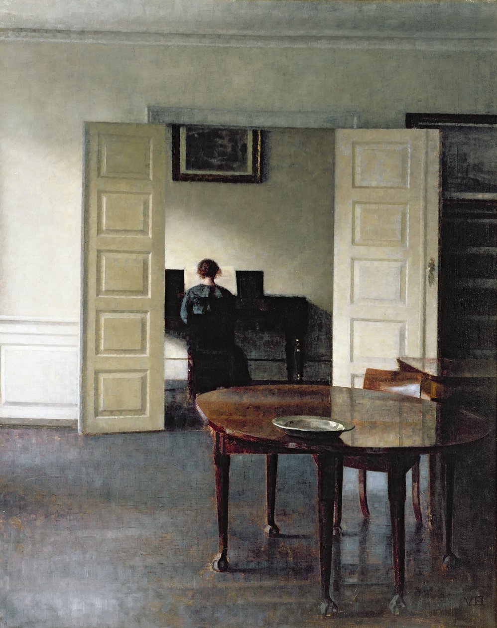 Et interiør med en kvinde, der spiller klaver, 1910 af Vilhelm Hammershoi