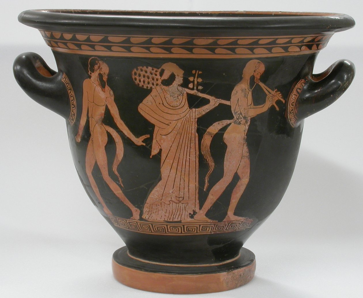 Rødfigur Bell Krater, der skildrer forskellige scener relateret til Dionysis, ca. 470-440 f.Kr. (keramik) af Villa Giulia Painter