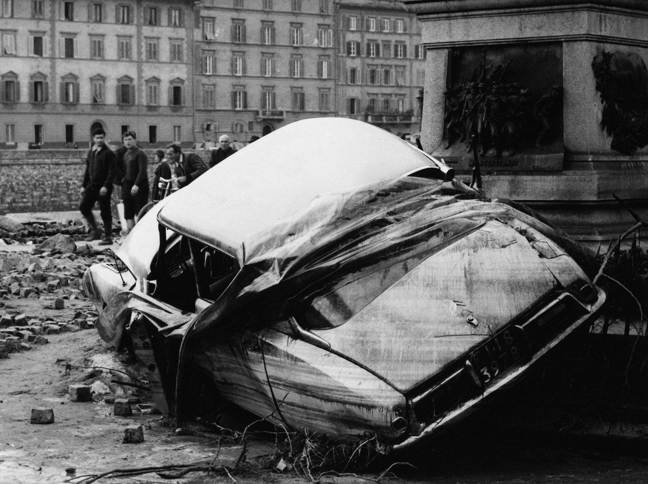 Citroen DS kastet op mod et monument under oversvømmelsen i Firenze, november 1966 (s/h-foto) af Vincenzo Balocchi