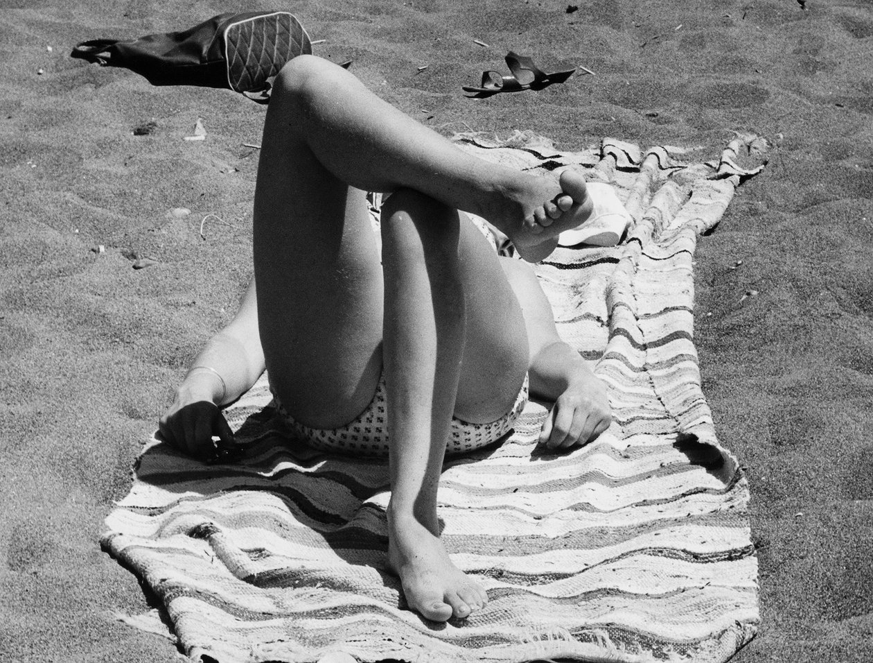 Feminine ben på en strand, ca. 1960 (s/h-foto) af Vincenzo Balocchi