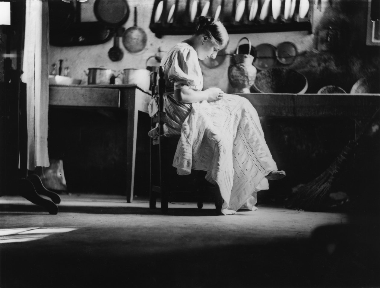 Pige syr linned til sin medgift, ca. 1916 (s/h-foto) af Vincenzo Balocchi