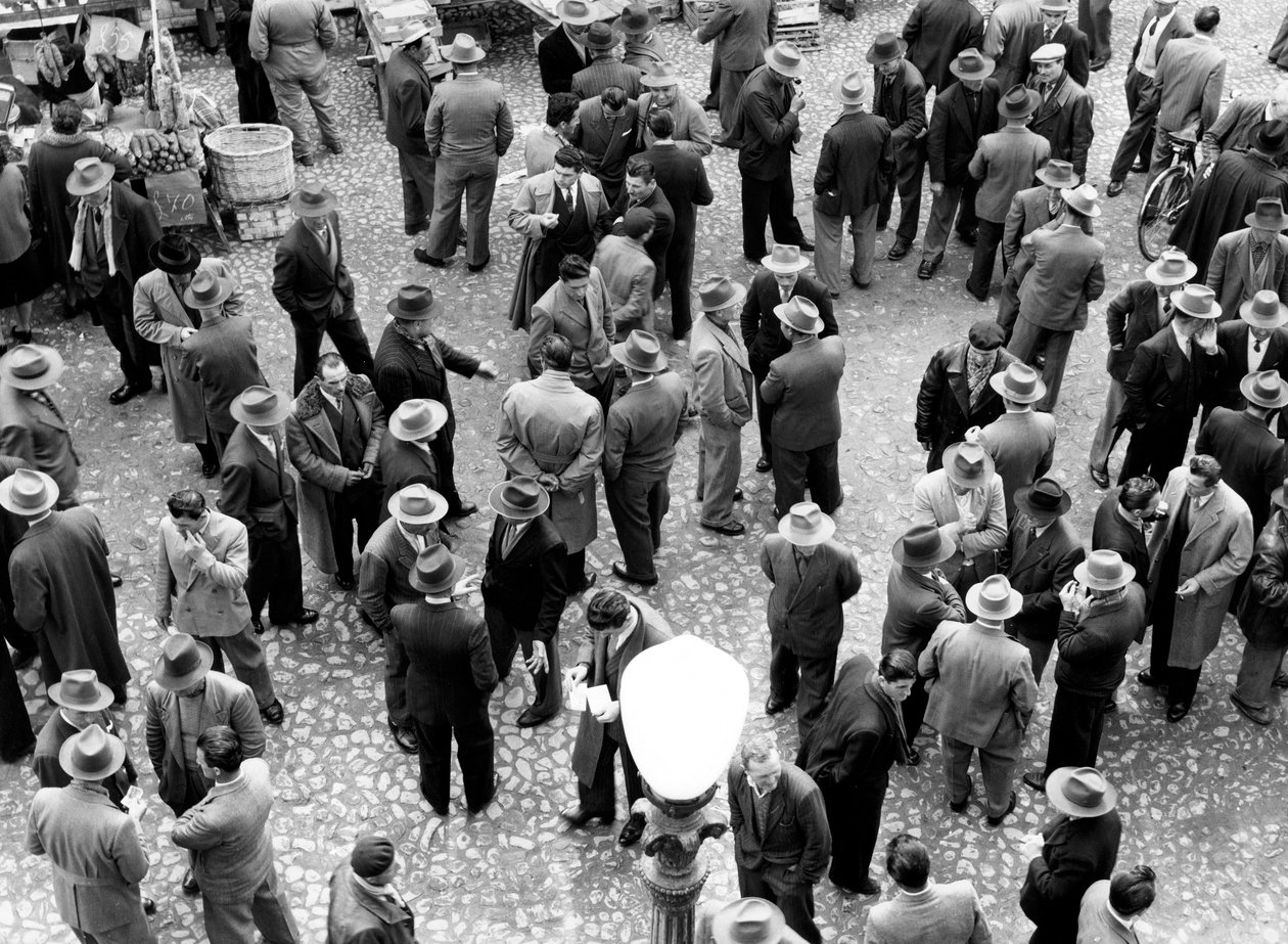 Grupper af mænd i samtale, Italien, ca. 1960 (gelatinesølvtryk) af Vincenzo Balocchi