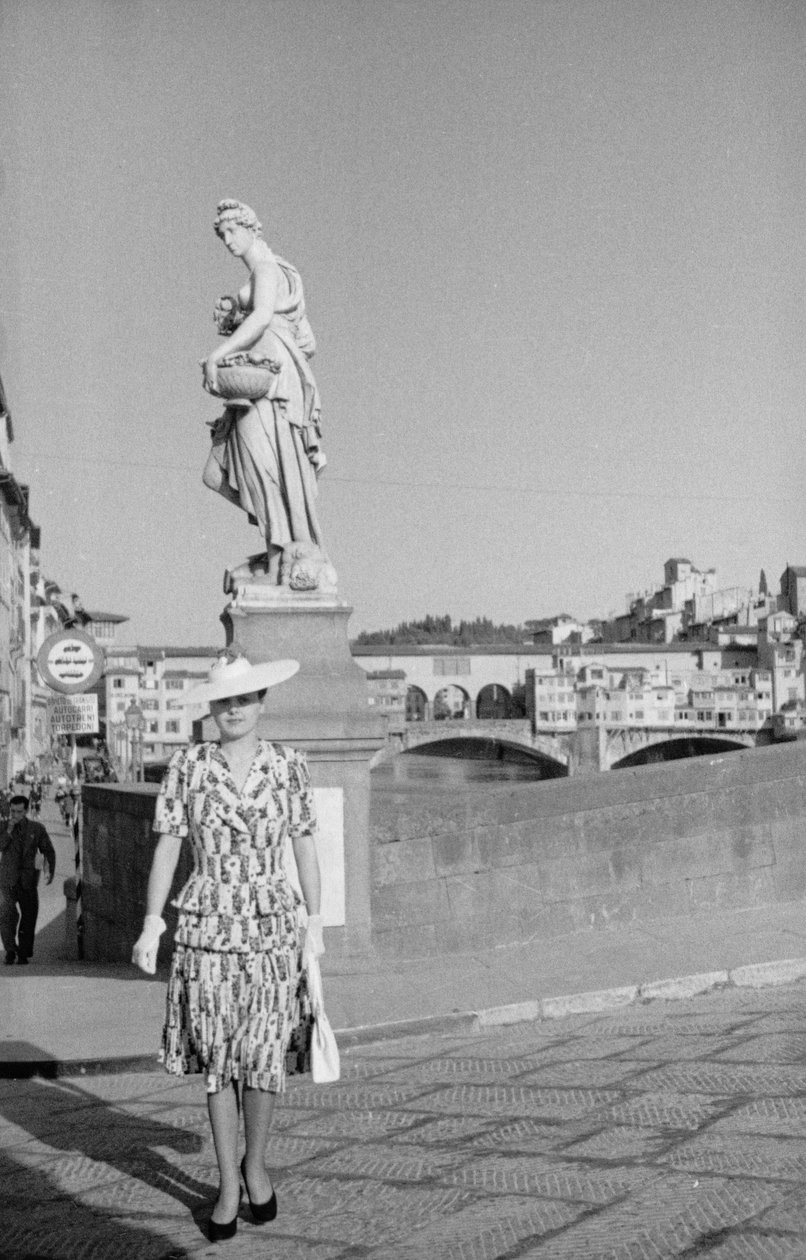 Model poserer på Santa Trinita-broen i Firenze under en fotosession, 2.-3. juni 1941 (s/h-foto) af Vincenzo Balocchi