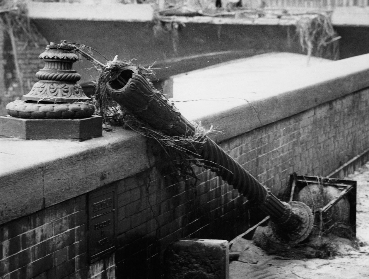 Gadelampe knækket af vandmasserne i Firenze, november 1966 (s/h-foto) af Vincenzo Balocchi