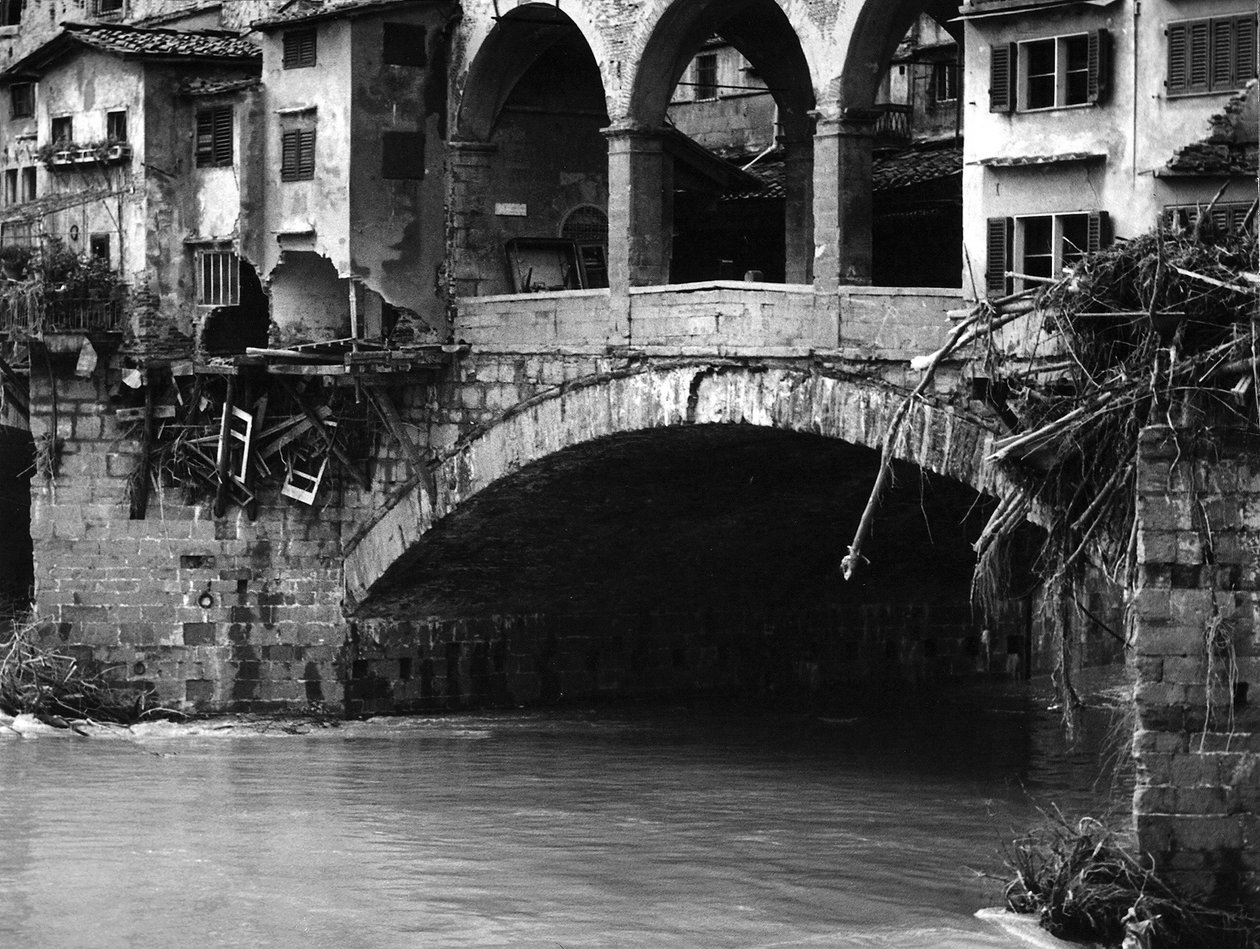 Ponte Vecchio halvt ødelagt efter oversvømmelsen i Firenze af Vincenzo Balocchi