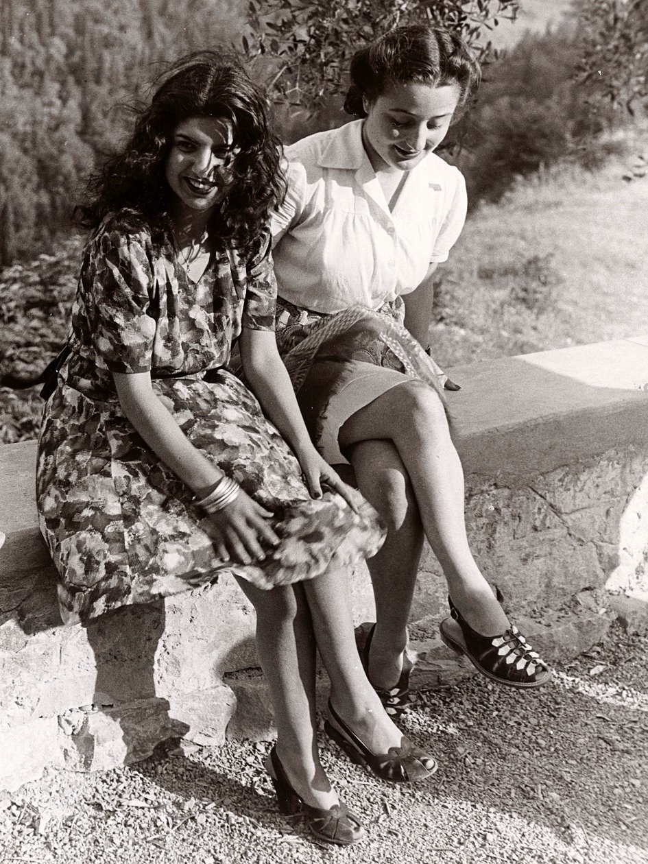 To piger sidder på en mur, Italien, ca. 1940 (s/h-foto) af Vincenzo Balocchi
