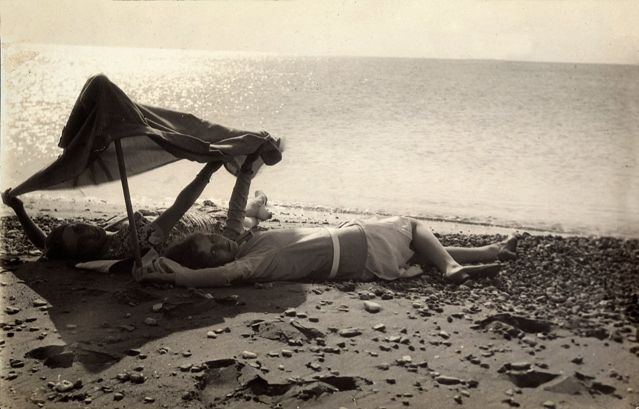 To kvinder ligger på stranden i skyggen af et håndklæde. Postkort sendt af fotografen til Vincenzo Balocchi af Vincenzo Balocchi