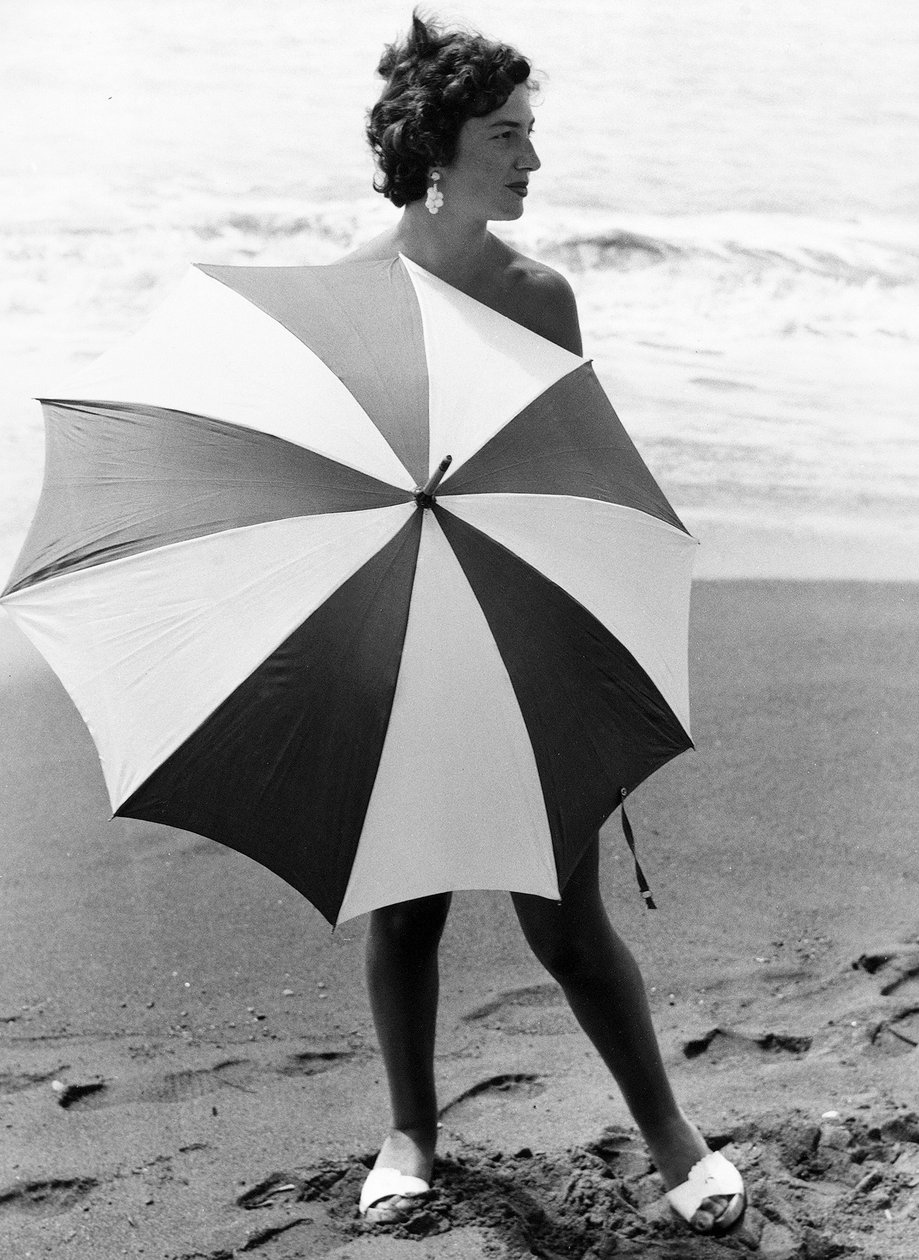 Kvinde med paraply på stranden, ca. 1960 (s/h-foto) af Vincenzo Balocchi
